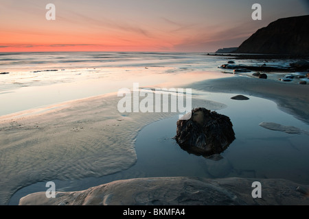 Vor der Morgendämmerung am Strand von Port Mulgrave nahe Staithes Stockfoto