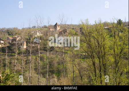 Das schöne Dorf am Hang von La Garde Viaurs mit Wald Bäume Tarn-Midi-Pyrenäen-Frankreich Stockfoto