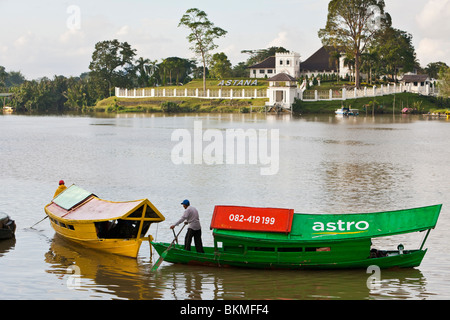 Tambangs (Sampan Wassertaxis) am Fluss Sarawak. Kuching, Sarawak, Borneo, Malaysia. Stockfoto