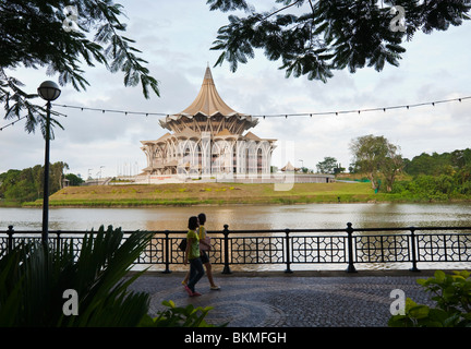 Kuching Waterfront mit State Legislative Assembly Building im Hintergrund.  Kuching, Sarawak, Borneo, Malaysia Stockfoto