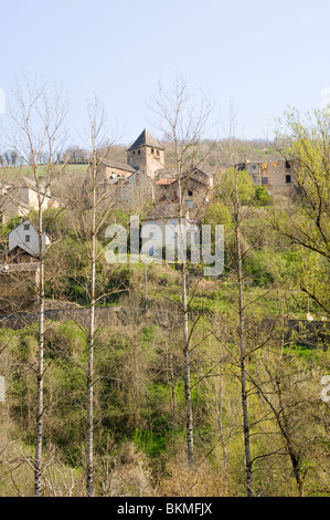 Das schöne Dorf am Hang von La Garde Viaurs mit Wald Bäume Tarn-Midi-Pyrenäen-Frankreich Stockfoto