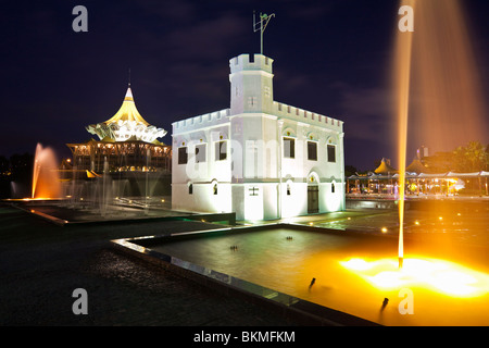 Der Turm mit dem State Legislative Assembly Building im Hintergrund. Kuching, Sarawak, Borneo, Malaysia Stockfoto