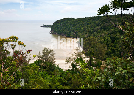 Ansicht von Teluk Pandan Besar (große Pandan Bay) im Bako Nationalpark. Kuching, Sarawak, Borneo, Malaysia. Stockfoto