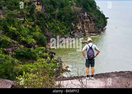 Wanderer, Blick auf Teluk Pandan Kecil (Little Pandan Bay) im Bako Nationalpark. Kuching, Sarawak, Borneo, Malaysia. Stockfoto
