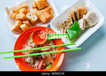 Kway Teow Suppe und einige typische malaysische süßen und herzhaften Snacks.  Kuching, Sarawak, Borneo, Malaysia. Stockfoto