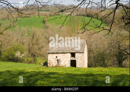 Alte Stein Scheune und Heuboden auf einem Bauernhof in der Nähe von Toulzanes Dorf Aveyron Midi-Pyrenäen-Frankreich Stockfoto