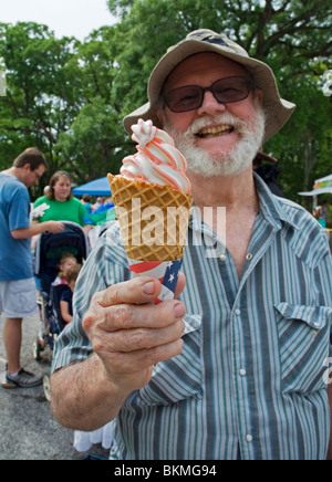 Pioneer Tage High Springs Florida senior woman holding Eiswaffel mit Erdbeere wirbelt Stockfoto