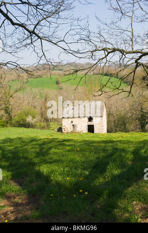 Alte Stein Scheune und Heuboden auf einem Bauernhof in der Nähe von Toulzanes Dorf Aveyron Midi-Pyrenäen-Frankreich Stockfoto