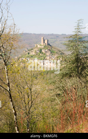 Die historische Bastide Stadt Najac mit Schloss und untere Dorf auf einem kegelförmigen Hügel Aveyron Midi-Pyrenäen Frankreich Stockfoto