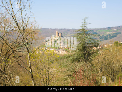 Die historische Bastide Stadt Najac mit Schloss und untere Dorf auf einem kegelförmigen Hügel Aveyron Midi-Pyrenäen Frankreich Stockfoto