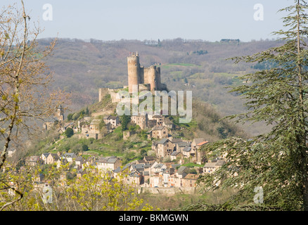 Die historische Bastide Stadt Najac mit Schloss und untere Dorf auf einem kegelförmigen Hügel Aveyron Midi-Pyrenäen Frankreich Stockfoto