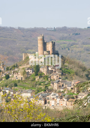 Die historische Bastide Stadt Najac mit Schloss und untere Dorf auf einem kegelförmigen Hügel Aveyron Midi-Pyrenäen Frankreich Stockfoto