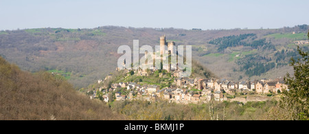 Die historische Bastide Stadt Najac mit Schloss und untere Dorf auf einem kegelförmigen Hügel Aveyron Midi-Pyrenäen Frankreich Stockfoto