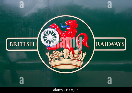 Britische Eisenbahnen-Logo an der Seite einer Lokomotive an der Bluebell Railway Stockfoto