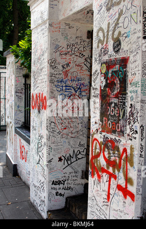 Graffiti an den Wänden von den berühmten Abbey Road Studios in London St Johns Wood Stockfoto