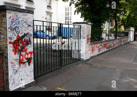 Graffiti an den Wänden von den berühmten Abbey Road Studios in London St Johns Wood Stockfoto