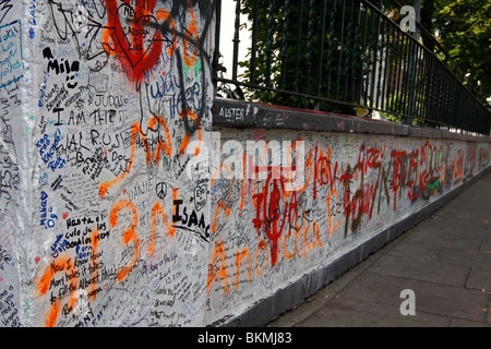 Graffiti an den Wänden von den berühmten Abbey Road Studios in London St Johns Wood Stockfoto