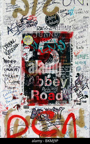 Graffiti außerhalb den berühmten Abbey Road Recording Studios in der Londoner St. John Wood Stockfoto