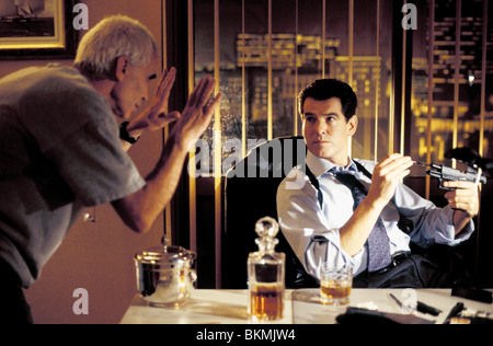 O/S "DIE ANOTHER DAY" (2002) LEE TAMAHORI (DIR), PIERCE BROSNAN DREHARBEITEN DIAD 002-F1 Stockfoto