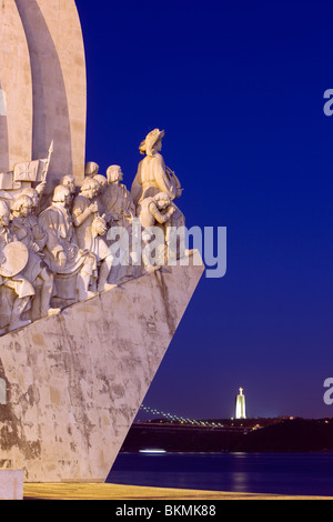 Denkmal der Entdeckungen und das Denkmal zu Christus in der Ferne in der Dämmerung, Lissabon, Portugal Stockfoto