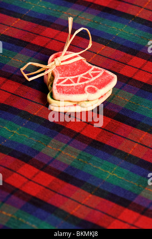 Drei Shortbread Cookies sind auf karierten Tischdecke zusammengebunden. Stockfoto