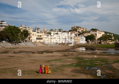 Frauen in Saris zu Fuß über ausgetrocknet Testflugzeug, Udaipur, Rajasthan, Indien Stockfoto