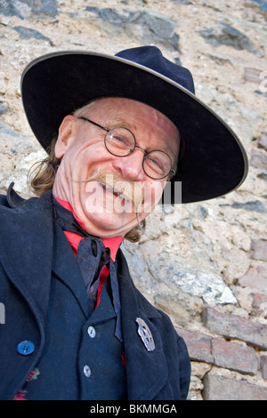 Lokaler Mann verkleidet als Sheriff der Stadt im alten gold Rush Stadt Placerville, California, Stockfoto