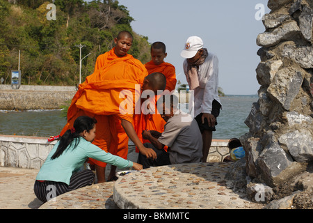 Junge Mönche besuchen Sie einen Pier in Kep, Kambodscha Stockfoto