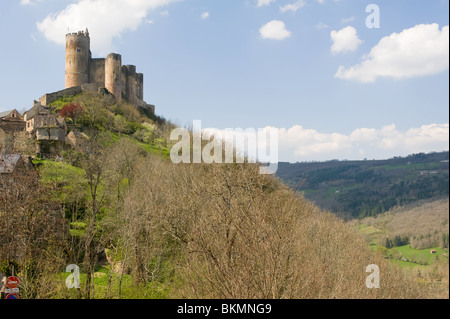 Das Schloss auf einem kegelförmigen Hügel mit unteren Dorfteil in der Bastide Stadt von Najac Aveyron Midi-Pyrenäen Frankreich Stockfoto