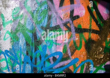 Graffiti an der Wand an der Brücke über den Kanal in Essex Stockfoto