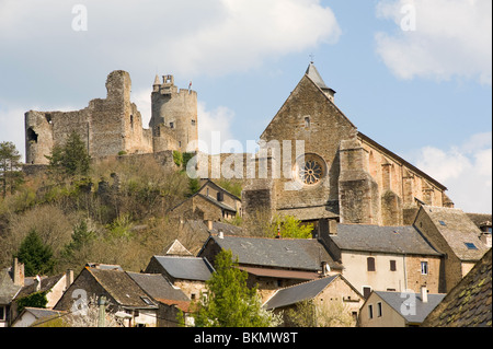 Die Bastide Stadt Najac mit Kirche und Schloss auf einem kegelförmigen Hügel Aveyron Midi-Pyrenäen Frankreich Stockfoto