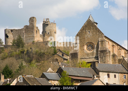 Die Bastide Stadt Najac mit Kirche und Schloss auf einem kegelförmigen Hügel Aveyron Midi-Pyrenäen Frankreich Stockfoto