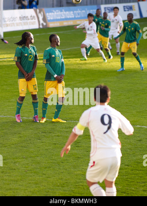 South African National team 2010 testen in einem Spiel gegen die Mannschaft von Nordkorea, 12 Reneilwe Letsholonyane 10 Steven Pienaar Stockfoto