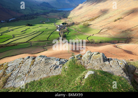 Ein Blick auf Wasdale Head im englischen Lake District National Park von einem Felsvorsprung auf Wasdale fiel Stockfoto