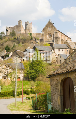 Die Bastide Stadt Najac mit Kirche und Schloss auf einem kegelförmigen Hügel Aveyron Midi-Pyrenäen Frankreich Stockfoto