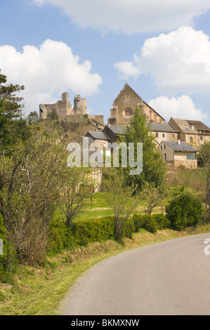 Die Bastide Stadt Najac mit Kirche und Schloss auf einem kegelförmigen Hügel Aveyron Midi-Pyrenäen Frankreich Stockfoto