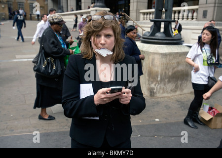 eine Frau in der City of london Stockfoto