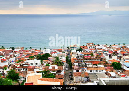 Blick auf Dächer und dem Pazifischen Ozean in Puerto Vallarta, Mexiko Stockfoto