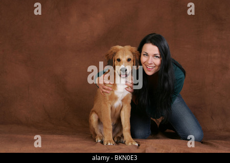 Frau und jungen Mischling Stockfoto