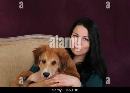 Frau und jungen Mischling Stockfoto