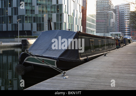 Lastkähne festgemacht in Paddington Basin in London, Büro-Neuentwicklungen im Hintergrund sind noch nicht abgeschlossen. Stockfoto