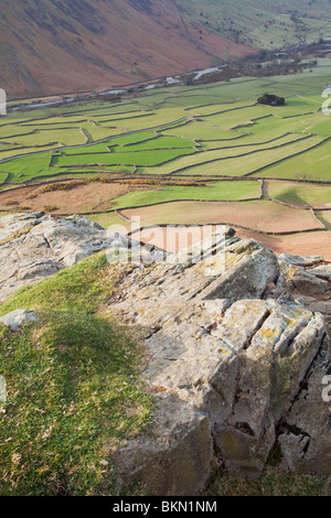 Ein Blick auf Wasdale Head im englischen Lake District National Park von einem Felsvorsprung auf Wasdale fiel Stockfoto