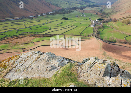 Ein Blick auf Wasdale Head im englischen Lake District National Park von einem Felsvorsprung auf Wasdale fiel Stockfoto