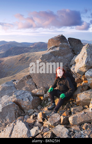 Eine weibliche Walker-Fotograf am großen Giebel im Lake District National Park Stockfoto