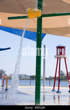 Eimer mit Wasser kippen in einen Wasserpark. Stockfoto