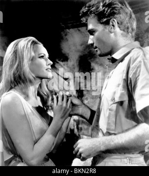 SHE (1965) URSULA ANDRESS, JOHN RICHARDSON SHE 002P L Stockfoto