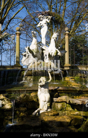 Marmor-Skulpturen von Nymphen aus dem italienischen / römischen Atelier von Orazio Andreoni; jetzt im Garten des York House, Twickenham. UK Stockfoto