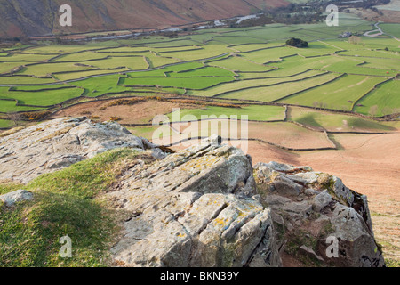 Ein Blick auf Wasdale Head im englischen Lake District National Park von einem Felsvorsprung auf Wasdale fiel Stockfoto