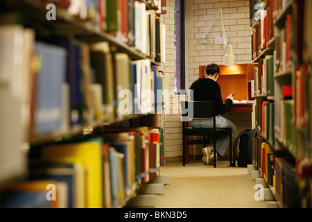 Weiblicher Studierender in einer Universitätsbibliothek Stockfoto