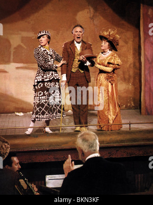 STERN! (1968) JULIE ANDREWS, BRUCE FORSYTH, BERYL REID STRR 008FOH MOIESTORE SAMMLUNG LTD Stockfoto